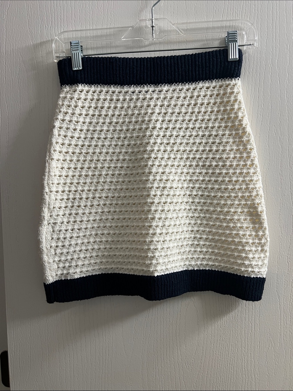 Gucci Cream Mini Skirt with Black Trim and Patch Pockets - Picture 3 of 3